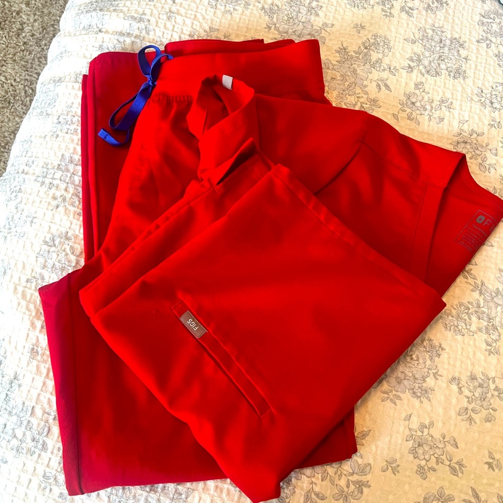 Figs women’s scrubs. Size petite large. Gently used without damage